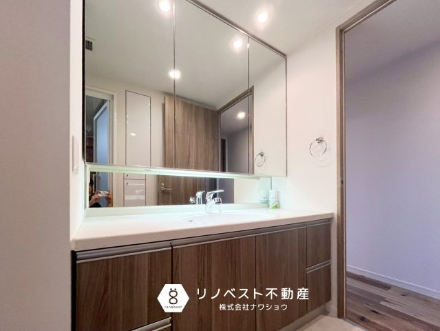 リバーガーデン東大阪新庁舎アヴェ二ューの洗面所|広々とした独立洗面台完備◎
鏡裏収納もございます◎ヘアアイロンやスキンケア用品などを置いても余裕のある天板もございます◎