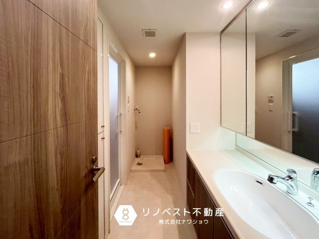 リバーガーデン東大阪新庁舎アヴェ二ューの洗面所|奥行きのある洗面脱衣所♪
洗面所奥には洗濯パンがございます♪
