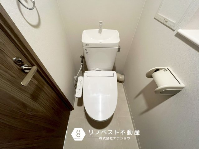 リバーガーデン東大阪新庁舎アヴェ二ューのトイレ|温水洗浄機能付きトイレ。
コンパクトな収納棚付き◎