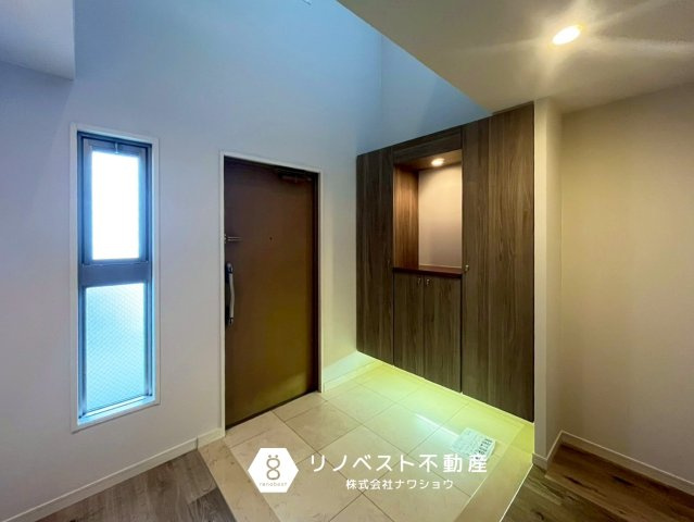 リバーガーデン東大阪新庁舎アヴェ二ューの玄関|【リノベスト不動産】女性スタッフ・男性スタッフ共に活躍中！
