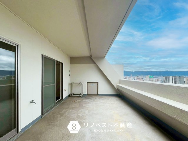 リバーガーデン東大阪新庁舎アヴェ二ューのバルコニー|【リノベスト不動産】弊社は近鉄大阪線・奈良線『布施』駅から徒歩2分の場所にございます♪
