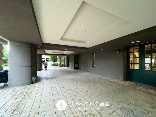 リバーガーデン東大阪新庁舎アヴェ二ューのロビー|【リノベスト不動産】テナント物件は東大阪市含む大阪府下でご紹介可能です◎
