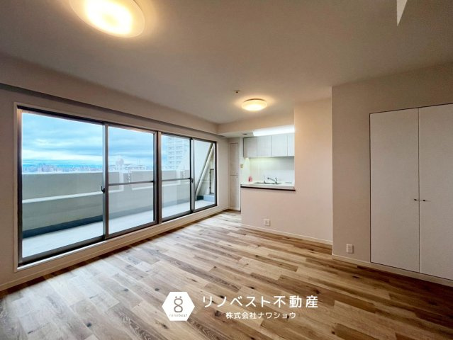 リバーガーデン東大阪新庁舎アヴェ二ューの居間・リビング|約15.3帖のLDK♪
南向きバルコニーに面した開放的な空間◎