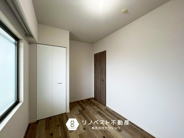 リバーガーデン東大阪新庁舎アヴェ二ューの洋室|約5帖の洋室♪
白とブラウンのシンプルな内装◎クローゼット付き！