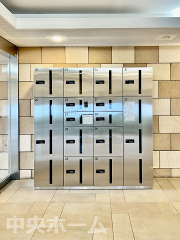 セントラルグリーンハイツの設備|【宅配ボックス】在宅時・不在時に関わらず、居住者の代わりに非対面で宅配物を受け取ってくれる便利な設備です。わかりやすくご説明致しますので見学時にはお部屋だけではなく共用部分もぜひチェックしてください。