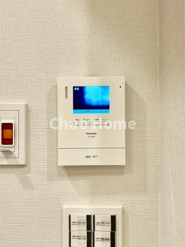 セントラルグリーンハイツのセキュリティ|【モニターホン】誰が来たかすぐにわかるカラーモニター付きインターホン。通話ボタンを押すまでは室内の音は漏れていませんので相手を確かめてから応対できます。