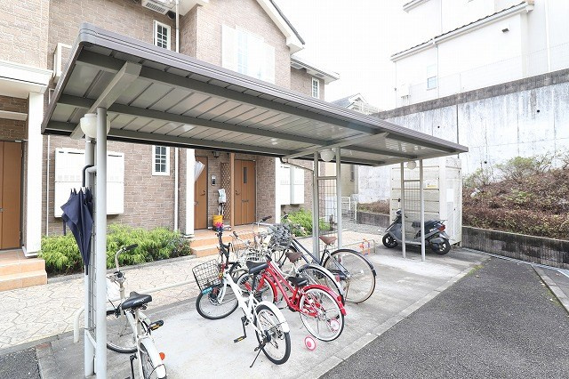 駐輪場には屋根が付いているので雨でも安心です！