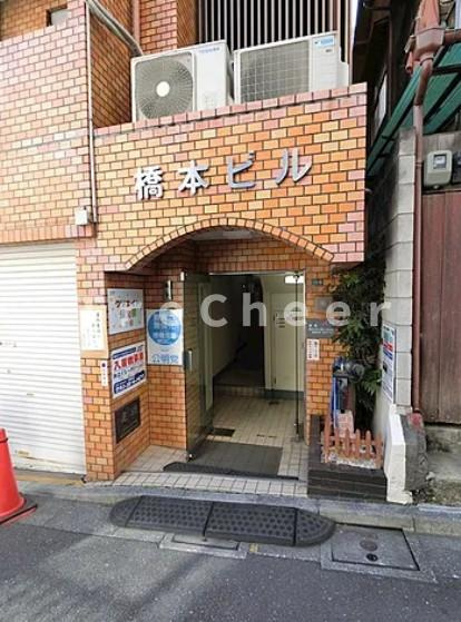 橋本ビルのエントランス
