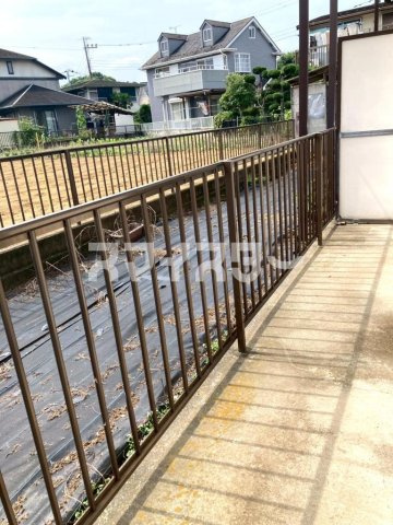 八王子市下恩方町のアパートのバルコニー