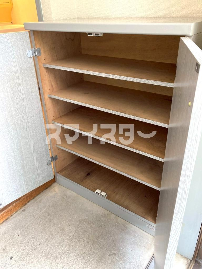 八王子市下恩方町のアパートの玄関