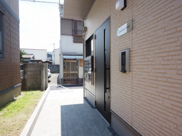 東大阪市柏田本町のハイツのエントランス