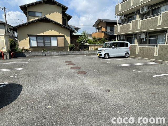 焼津市三右衛門新田の賃貸マンションの駐車場