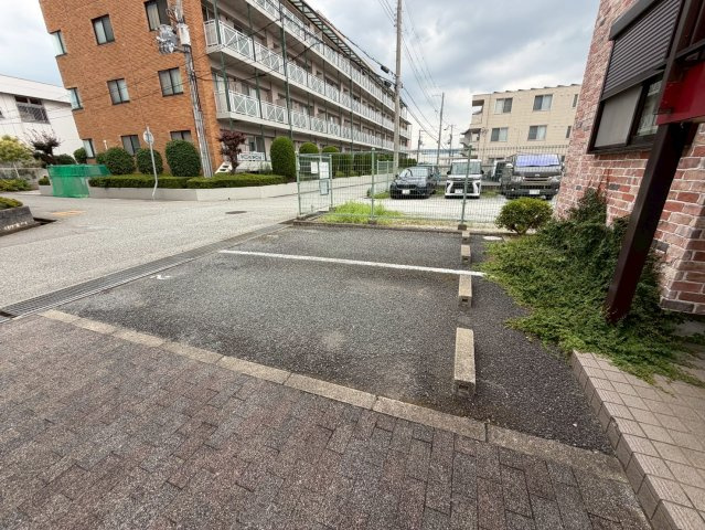 ローズコーポ荒牧の駐車場