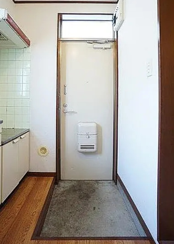 コーポマヤ　駅近　バストイレ別　単身者向けの玄関
