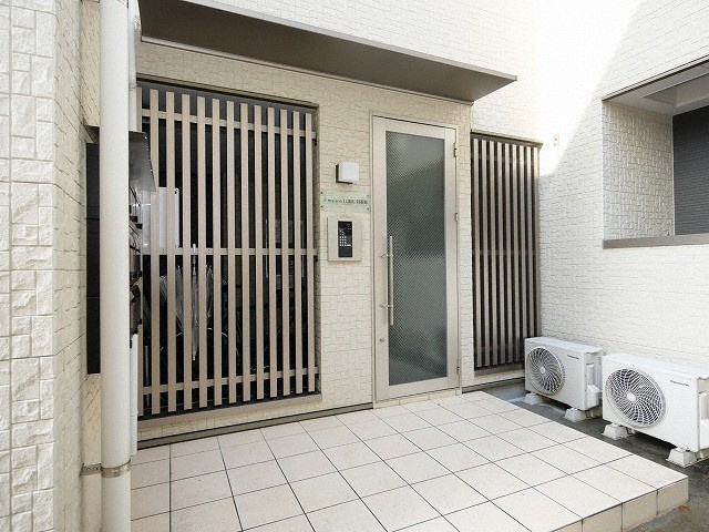 大阪市生野区林寺６丁目のハイツのエントランス