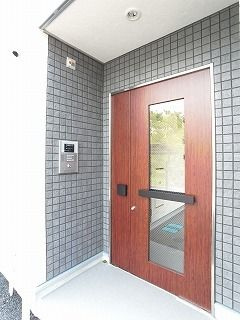 多摩市桜ヶ丘１丁目のアパートのエントランス