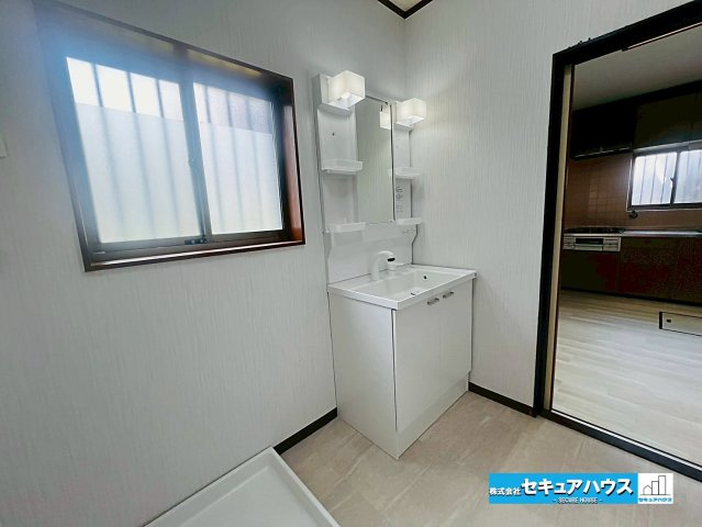 【中古戸建】豊明市栄町九左山の独立洗面台|【洗面台】
◆洗面台新品交換済！
◆鏡の横にはたっぷりと収納スペースを標準装備！
◆電源を付属しているのでドライヤーなど利用できます。　　　　　　　　　　　　　　　　　　　　　　　　　　　　　　　　　