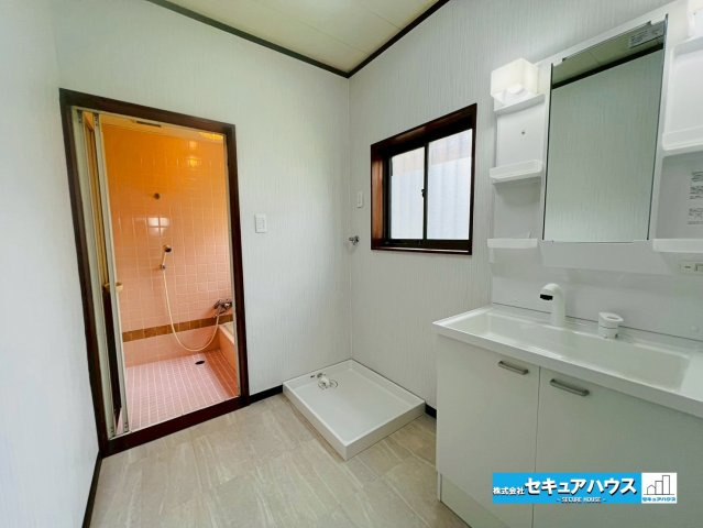 【中古戸建】豊明市栄町九左山の脱衣所|【洗面脱衣所】
◆洗濯機パン付きの洗濯機置き場になっております。窓付きでカビ対策や空気の入れ替えをすることができます。　　　　　　　　　　　　　　　　　　　　　　　　　　　　　　　　　　　　　　　　　