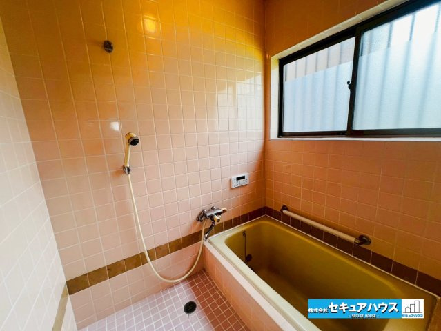 【中古戸建】豊明市栄町九左山の浴室|【浴室】
◆窓付きで、カビの繁殖を抑える効果があります。
◆追い炊き機能を備えたオートバスです。
◆手すり付きのため将来も安心してお風呂に入ることが出来ます。　　　　　　　　　　　　　　　　　　　　　