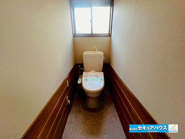 【中古戸建】豊明市栄町九左山のトイレ|【高機能トイレ】
◆高機能トイレの多くは便器のフタの開閉が自動であり、使用後に手動で水を流す面倒もなく非常に便利です。スタイリッシュな見た目で、お掃除しやすく、節水効果が高いです。　　　　　　　　　　