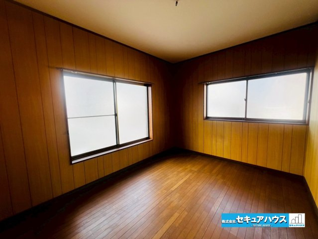 【中古戸建】豊明市栄町九左山の洋室|【6帖洋室別角度】
◆2面採光により明るい洋室となっております。
◆お子様のお部屋や主寝室、来客時の宿泊室、趣味のお部屋としてもご利用いただけます♪　　　　　　　　　　　　　　　　　　　　　　　　　　