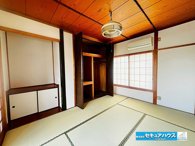 【中古戸建】豊明市栄町九左山の和室|【2階和室6帖】
◆クローゼットと床の間付きのお部屋です。
◆2階の和室はプライバシーが守れる静かな空間としてマルチに活用できます。来客時の宿泊スペース、テレワークスペースとしても使うことができます。