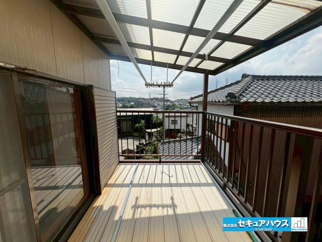【中古戸建】豊明市栄町九左山のバルコニー|【バルコニー】
◆見晴らしもよく、太陽の温かな温もりをめいっぱい受け止めてくれます。
太陽の光と爽やかな風を受けたお洗濯物はあっという間に乾き、取りこむ時には太陽の匂いを感じられそうですね。　　　　　