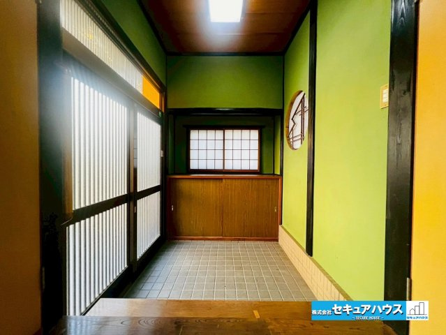 【中古戸建】豊明市栄町九左山の玄関|【玄関】
◆光が差し込む明るい玄関は和がモチーフのお洒落な雰囲気です。
◆シューズボックス付きで玄関周りがすっきりと片付きます。
◆広々とした玄関ホールが魅力です♪　　　　　　　　　　　　　　　　　　