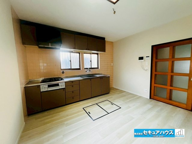 【中古戸建】豊明市栄町九左山のキッチン|【ダイニングキッチン】
◆広々8帖のダイニングキッチンです。
◆システムキッチンには3口コンロがついております。吊戸棚や床下収納などキッチン周りの収納が充実しています♪　　　　　　　　　　　　　　　　