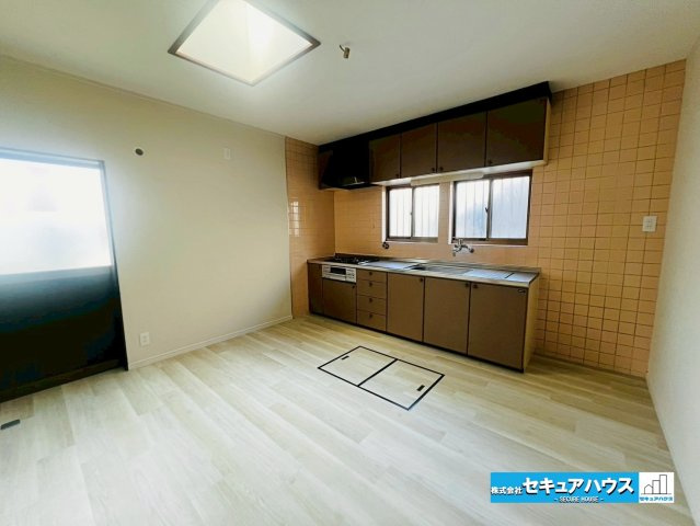【中古戸建】豊明市栄町九左山のキッチン|【ダイニングキッチン別角度】
◆勝手口付きで便利な動線です。
◆給湯器は新品交換済み、室内クリーニングも完了済みです♪　　　　　　　　　　　　　　　　　　　　　　　　　　　　　　　　　　　　　　　　　