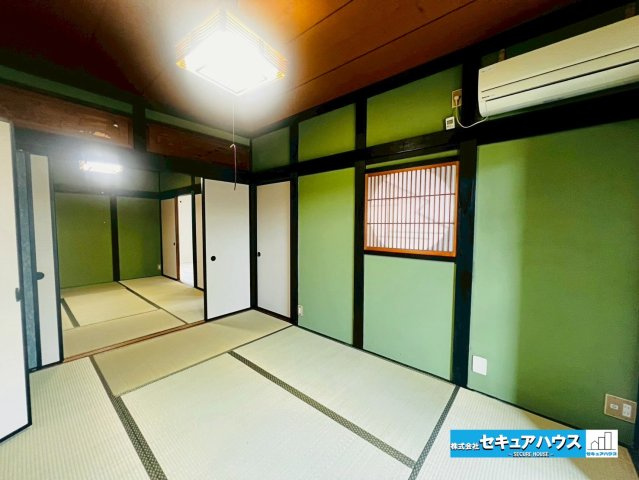 【中古戸建】豊明市栄町九左山の和室|【和室】
◆6帖の和室が2部屋襖を開ければ一体化した12帖のスペースとして、襖を閉めれば各居室として分けて利用することが出来る汎用性の高さが魅力です。
◆畳は表替え済です。　　　　　　　　　　　　　　