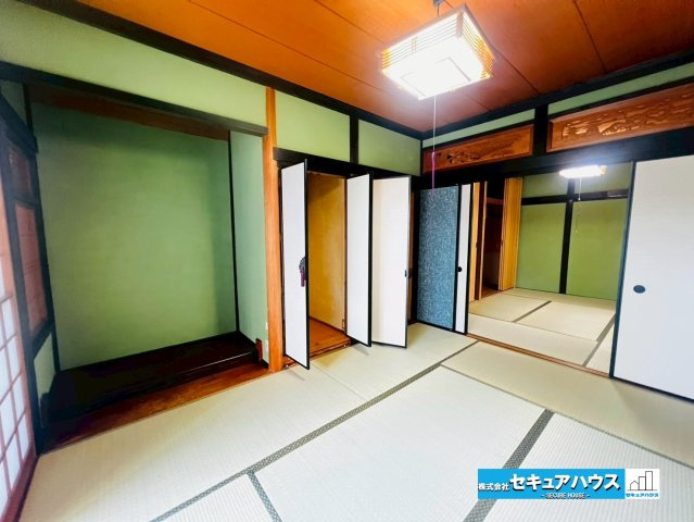 【中古戸建】豊明市栄町九左山の和室|【和室別角度】
◆クローゼットや押入付きの収納豊富な設計に、仏間や床の間のある和の空間となっており、座卓を置いて居間、布団を敷いて寝室、来客時には客間と、柔軟に変化することができる便利なお部屋です。　