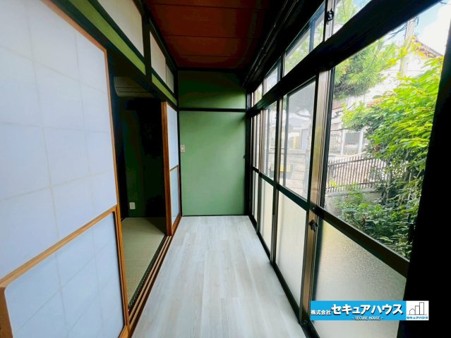 【中古戸建】豊明市栄町九左山のその他|【広縁】
◆室内と屋外を緩やかにつなぐ中間領域となり、直射日光を和らげて畳や襖の日焼けを防いだり、断熱効果を高めたりする役割があります。　　　　　　　　　　　　　　　　　　　　　　　　　　　　　　　　