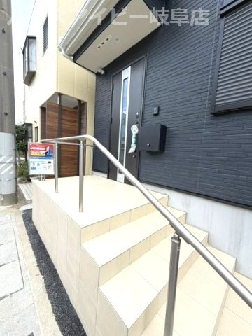 岐阜市青柳町新築建売限定1邸！明郷小学校・中央中学校！最寄りのバス停徒歩4分！お車2台可能！の玄関|岐阜市青柳町新築建売限定1邸！明郷小学校・中央中学校！最寄りのバス停徒歩4分！お車2台可能！