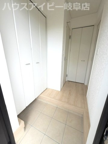 岐阜市青柳町新築建売限定1邸！明郷小学校・中央中学校！最寄りのバス停徒歩4分！お車2台可能！の玄関|岐阜市青柳町新築建売限定1邸！明郷小学校・中央中学校！最寄りのバス停徒歩4分！お車2台可能！