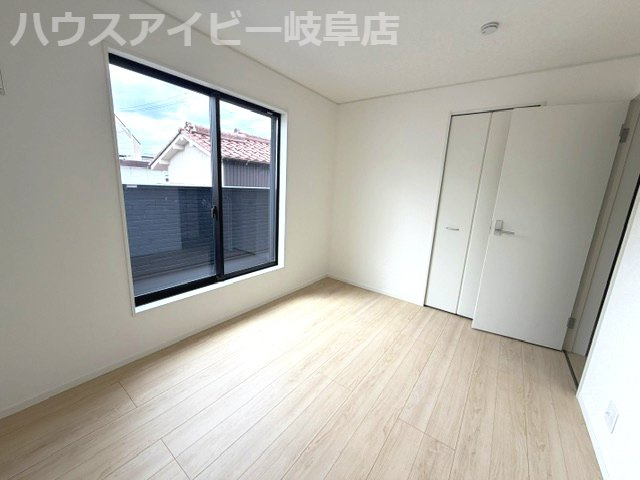 岐阜市青柳町新築建売限定1邸！明郷小学校・中央中学校！最寄りのバス停徒歩4分！お車2台可能！の洋室|岐阜市青柳町新築建売限定1邸！明郷小学校・中央中学校！最寄りのバス停徒歩4分！お車2台可能！