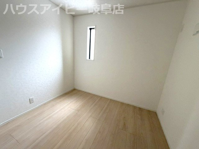 岐阜市青柳町新築建売限定1邸！明郷小学校・中央中学校！最寄りのバス停徒歩4分！お車2台可能！の洋室|岐阜市青柳町新築建売限定1邸！明郷小学校・中央中学校！最寄りのバス停徒歩4分！お車2台可能！