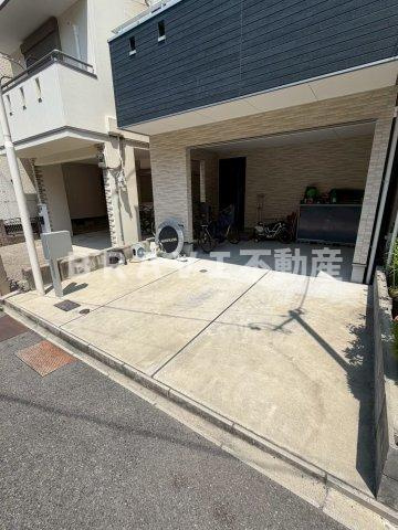 尼崎市杭瀬南新町四丁目戸建て　BRAVI不動産の駐車場