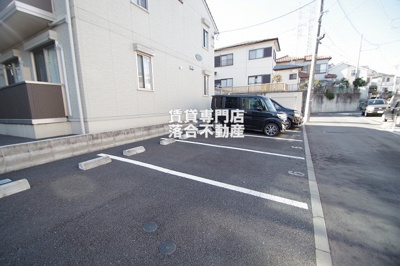 【駐車場】 | ウエストコテージ | 敷地内駐車場完備