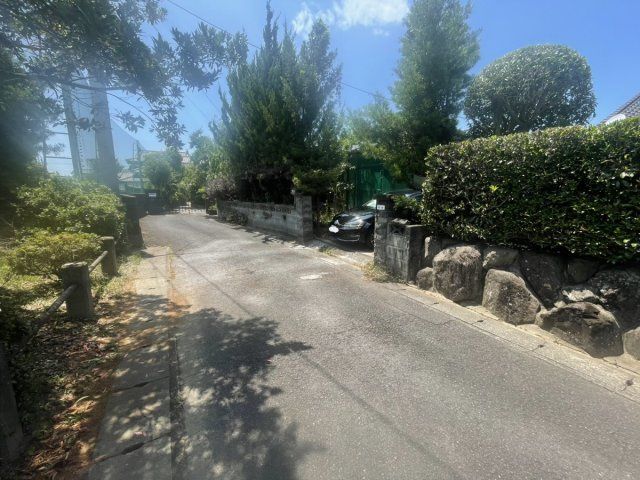 本野町戸建ての前面道路含む現地写真