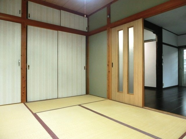 【居間・リビング】 | お鷹の道コーポ | 畳の落ち着く居室スペース。