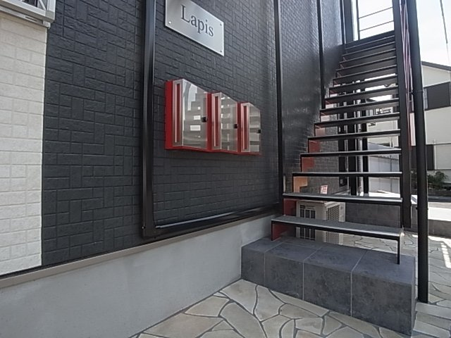 神戸市須磨区板宿町１丁目のアパートのエントランス