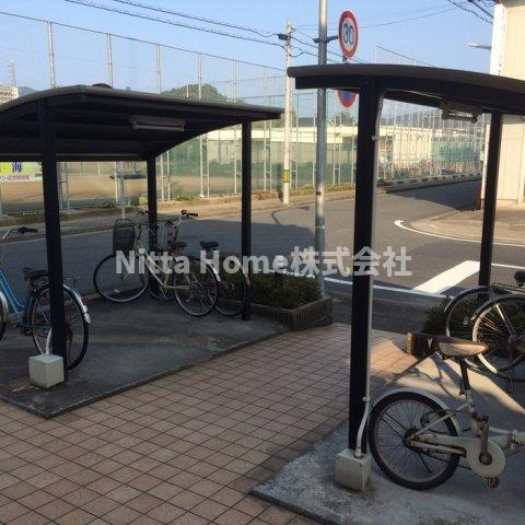 豊岡市幸町の賃貸マンションのその他共用部分|屋根付きの駐輪場は無料です★