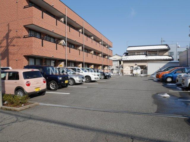 豊岡市幸町の賃貸マンションの駐車場|敷地内に駐車場も完備！