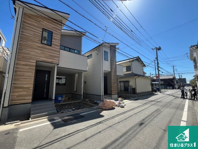 明石市大道町　第1期　新築一戸建ての前面道路含む現地写真|周辺は閑静な住宅街！前面道路広々で車の出し入れも便利です。駐車が苦手な方でも安心して車庫入れできます！