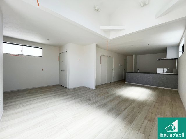 明石市大道町　第1期　新築一戸建ての居間・リビング|シンプルなリビングは、観葉植物等のインテリアを楽しめますね！パパ好みにも、ママ好みにも家具次第で雰囲気を変えることができます！