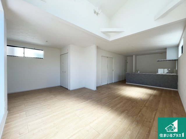明石市大道町　第1期　新築一戸建ての居間・リビング|シンプルなリビングは、観葉植物等のインテリアを楽しめますね！パパ好みにも、ママ好みにも家具次第で雰囲気を変えることができます！