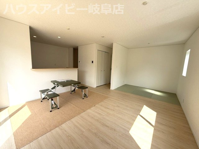 岐阜市旦島中町新築建売限定1邸！お車スペース並列4台可能！パントリー収納付きの3LDK！の居間・リビング|岐阜市旦島中町新築建売限定1邸！お車スペース並列4台可能！パントリー収納付きの3LDK！