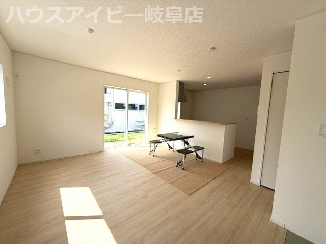 岐阜市旦島中町新築建売限定1邸！お車スペース並列4台可能！パントリー収納付きの3LDK！の居間・リビング|岐阜市旦島中町新築建売限定1邸！お車スペース並列4台可能！パントリー収納付きの3LDK！