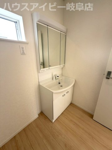 岐阜市旦島中町新築建売限定1邸！お車スペース並列4台可能！パントリー収納付きの3LDK！の独立洗面台|岐阜市旦島中町新築建売限定1邸！お車スペース並列4台可能！パントリー収納付きの3LDK！